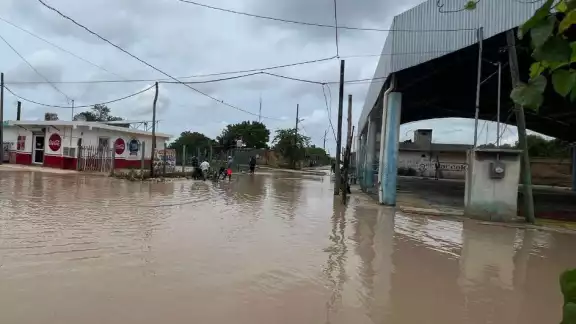 Padres de familia protestan por las calles en mal estado de un preescolar en Lázaro Cárdenas