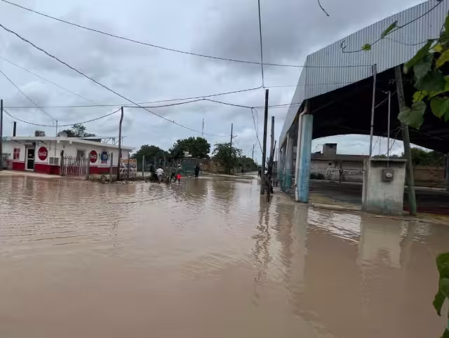 Padres de familia protestan por las calles en mal estado de un preescolar en Lázaro Cárdenas