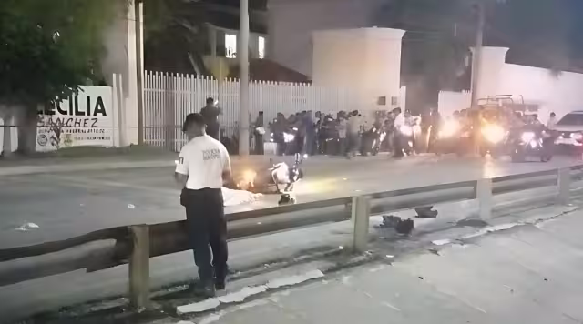Una pareja de motociclistas chocó contra un tráiler en la avenida Isla de Tris, Campeche, debido al exceso de velocidad y la falta de precaución.