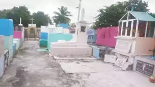 Vecinos decoran tumbas y celebran a sus difuntos con misa y velada