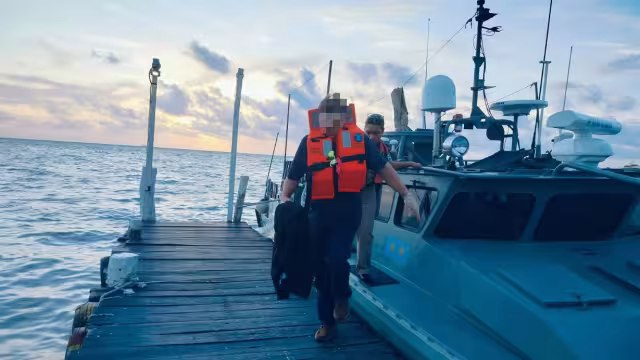 Ante su llegada a Puerto Juárez, fue trasladado a un hospital en Cancún