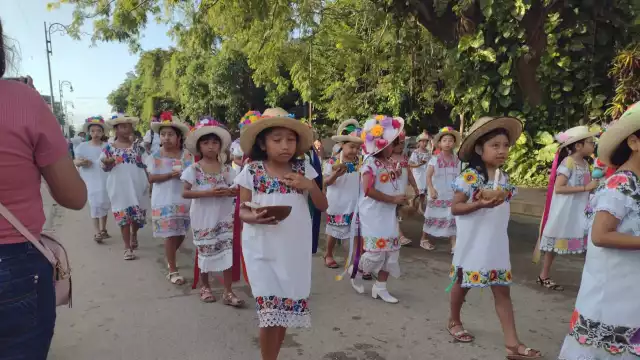 Estudiantes de la comunidad de la zona maya desfilaron con vestimenta de la región