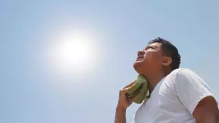 Exponerse a horarios cuando el calor y los rayos del sol son más intensos, elevan las posibilidades de sufrir un golpe de calor