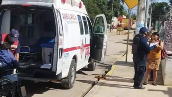 Policía Municipales y paramédicos ayudaron al traslado de la joven