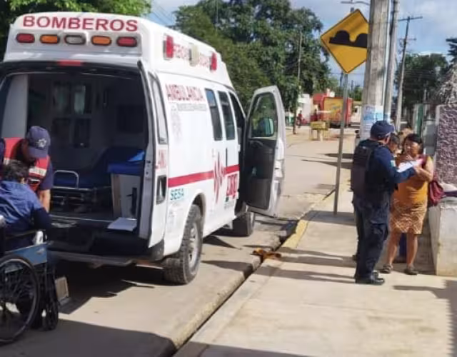 Policía Municipales y paramédicos ayudaron al traslado de la joven