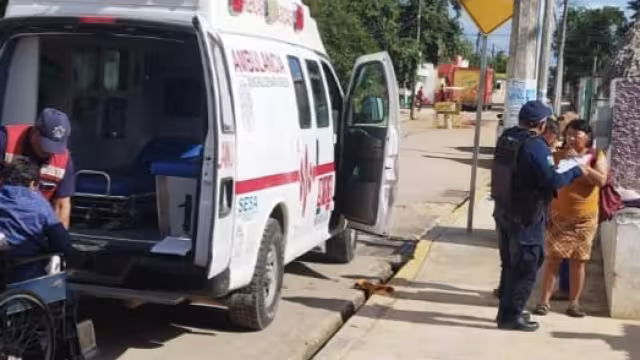 Policía Municipales y paramédicos ayudaron al traslado de la joven