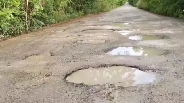 La carretera Xpujil-Hopelchén está en condiciones deplorables y representa un riesgo para los usuarios.