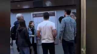 Graban a extranjeros realizando un tour guiado en el Metro de CDMX.