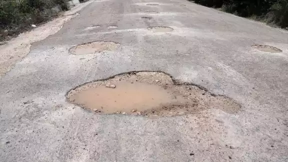 Las lluvias causaron incremento de baches, pero no cortes en las carreteras.