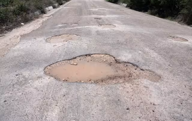Las lluvias causaron incremento de baches, pero no cortes en las carreteras.