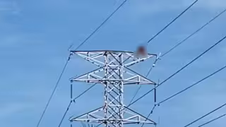 El hombre amenaza con lanzarse desde la torre de alta tensión