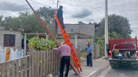 Retiran poste de energía Retiran poste de energía