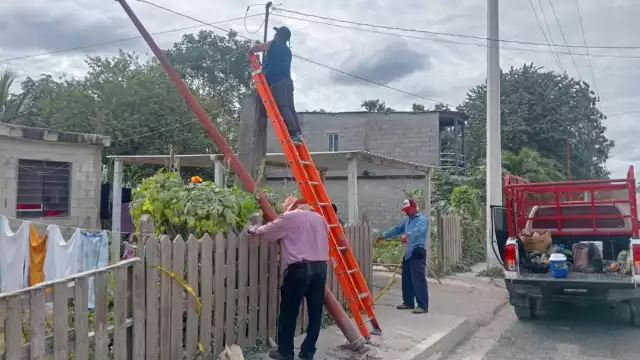 Retiran poste de energía