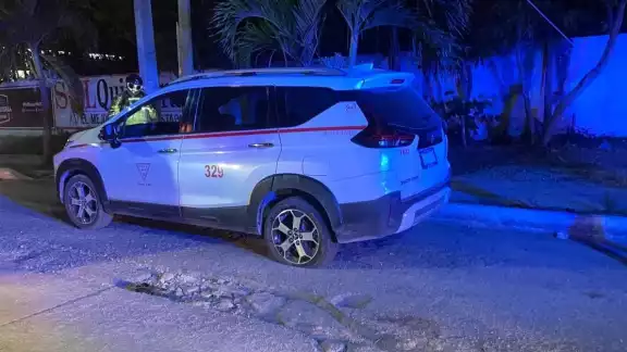 La mujer informó que sufrió de un incidente con la llanta de su vehículo.