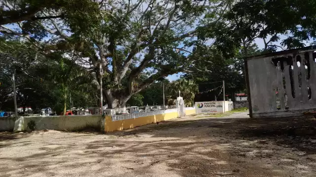 Trabajadores del Cader y usuarios del Banco de Bienestar en Dzibalchén reportaron olores fétidos cerca de sus instalaciones.