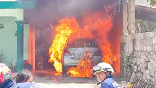 Fuego consume un auto dentro de un taller en Tizimín
