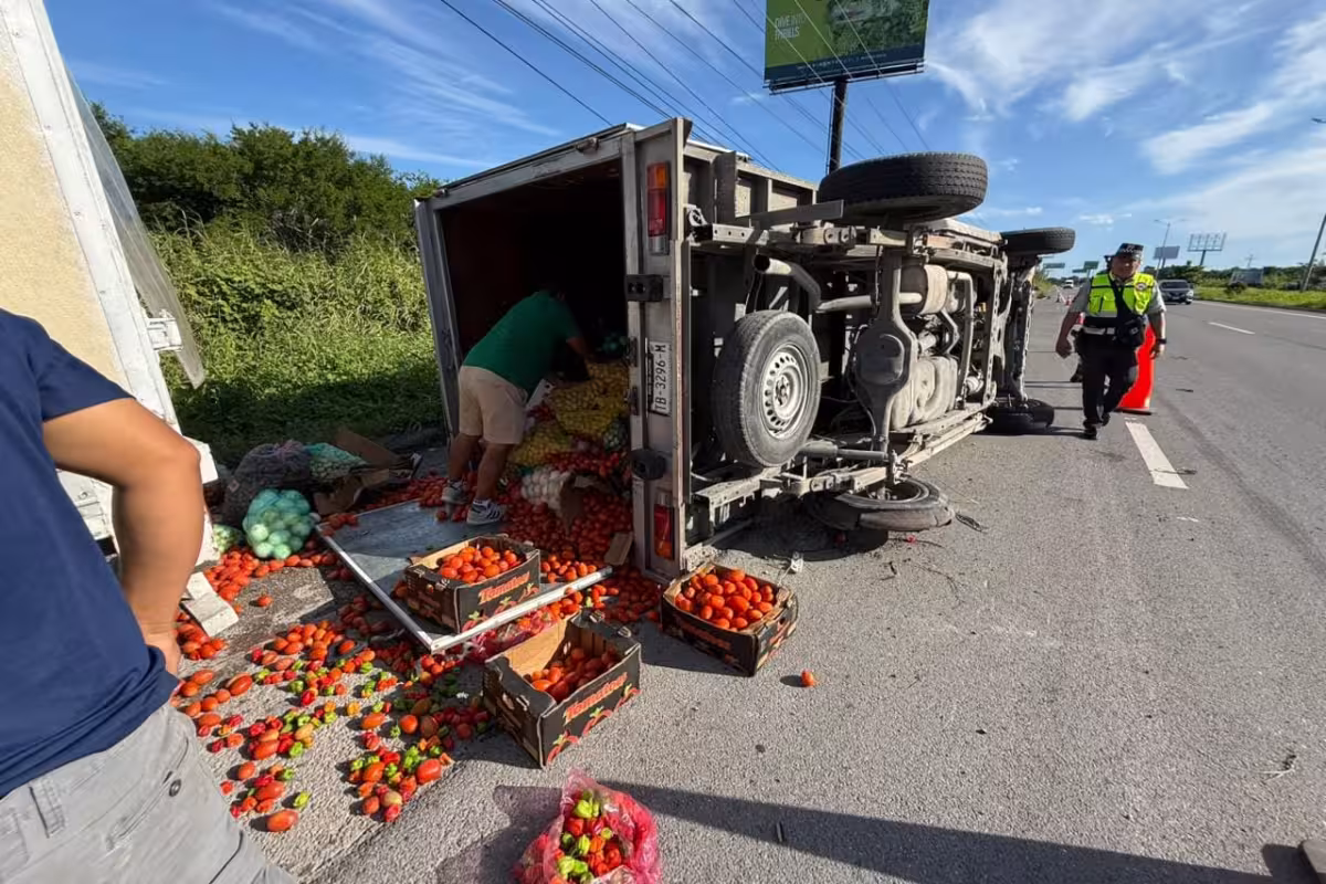 Ponchadura provoca volcadura de una camioneta con verduras en la ...