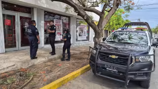 Una movilización policiaca se registró en una sucursal Santander de la colonia Malibrán.