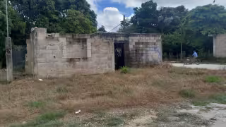 Vecinos de la colonia Fertimex piden a las autoridades que obliguen al dueño de una casa abandonada a cercarla o habitarla.