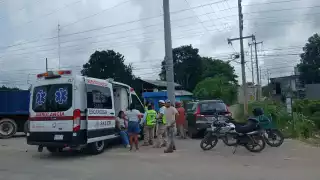 Joven resulta con golpes leves tras choque entre taxi y camioneta en carretera Escárcega–Villahermosa