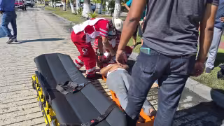 1. Aparatosa caída deja lesionada a motociclista en colonia Morelos