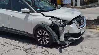 Aparatoso choque entre dos camionetas en Playa Norte deja cuantiosos daños materiales