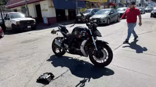 Una motocicleta y un taxi se vieron involucrados en un accidente vial en calles de la colonia Centro de Ciudad del Carmem
