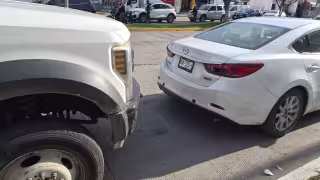 Un camión Ford Super Duty equipado con Thermo King y un Mazda blanco protagonizaron un choque en el cruce de la avenida Belisario Domínguez y Puerto de Progreso, en Chechén Antiguo.
