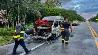 Camioneta de transporte turístico se incendia en Playa del Carmen; chofer se salva al salir corriendo