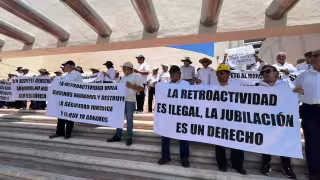 Jubilados de CFE se manifiestan tras la reducción de las “pensiones doradas”