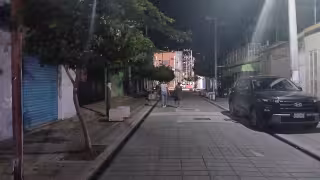 Un tramo del andador de la calle 29 permanece a oscuras en Escárcega.
