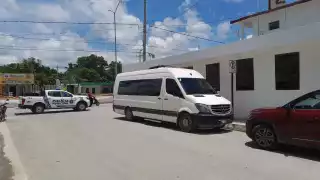 El conductor transportaba 27 migrantes de diferentes nacionalidades, procedentes de Chiapas y con destino a Cancún.