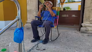 José Pedroza Camacho se encadena en Palacio Municipal