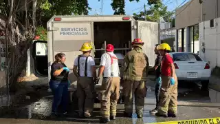 Elementos del Heroico Cuerpo de Bomberos levantaron el cuerpo del occiso.