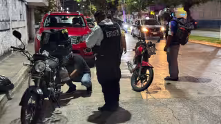 Motociclistas afectados por mancha de aceite en avenida 10 de Julio