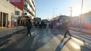 Convenio entre conductores resuelve choque en glorieta de San Pedro