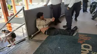 Hombre ebrio se rompe la cabeza al resbalar.