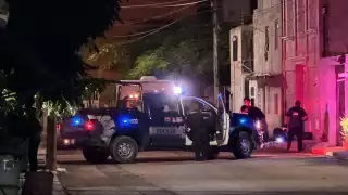 Elementos policiacos llegaron al lugar y custodiaron la escena del crimen.