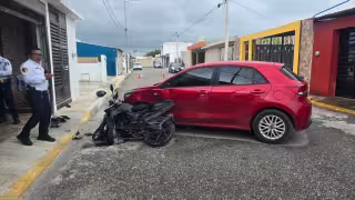 Paramédicos atienden a motociclista tras accidente en Campeche