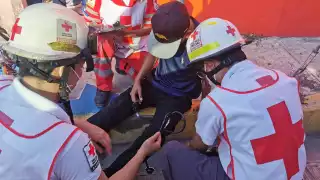 El ciclista tuvo que ser atendido por elementos de la Cruz Azul.
