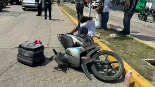 Choque entre dos motocicletas en la colonia Benito Juárez dejó una mujer lesionada.