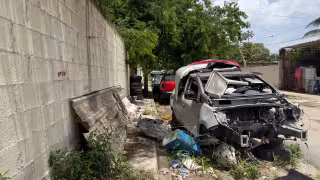 Retiran vehículos abandonados que obstruían calles y banquetas en Mérida