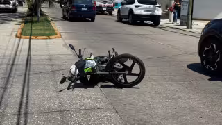 Automovilista le corta la circulación y deja lesionado a motociclista en la colonia Burócrata