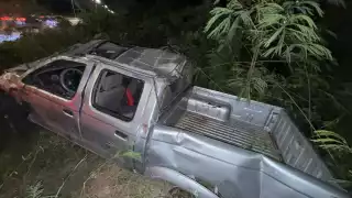 La camioneta quedó destrozada tras el fuerte impacto.