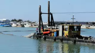  Trabajos de dragado en el canal de ingreso al puerto de abrigo de Yucalpetén  dan mayor seguridad             