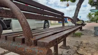 Malecón de Champotón, en abandono: casi la mitad de sus bancas están destruidas