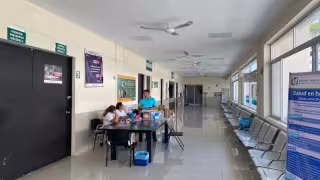 Personas adultas suelen abarrotar los módulos de vacunación