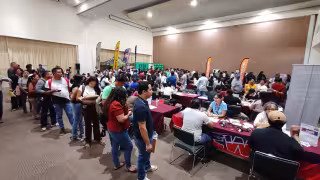 Cientos de personas acudieron a la Tercera Feria del Empleo 2026 en Campeche.