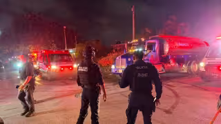 La víctima mortal fue un menor de 16 años, quien fue localizado bajo su cama con graves quemaduras