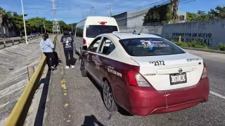 Fuerte choque deja daños y tráfico lento en Cuatro Carriles